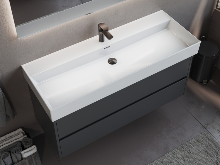 Wandhängender Waschtischunterschrank in Dunkelgrau mit weißem Waschbecken und dunkler Armatur in modernem Badezimmer.