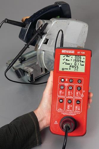 Hand hält ein Benning ST 725 Messgerät zur Prüfung einer Kreissäge