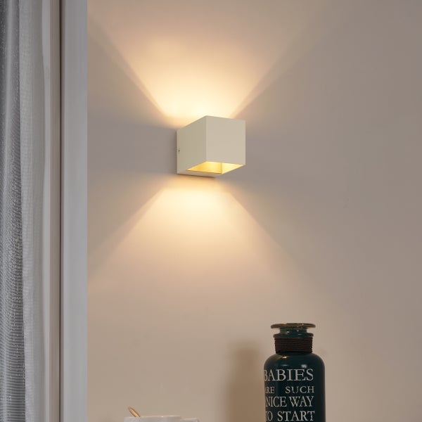 Kubische Wandleuchte für Innenräume mit indirektem Licht