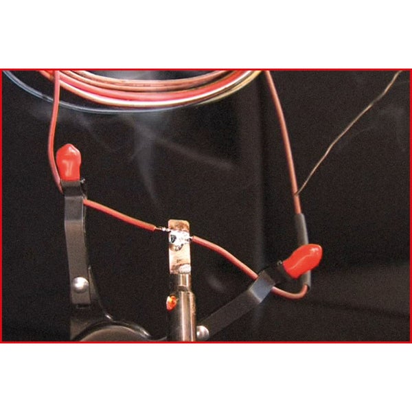 Lötkolben beim Löten von Kabeln mit Haltevorrichtung