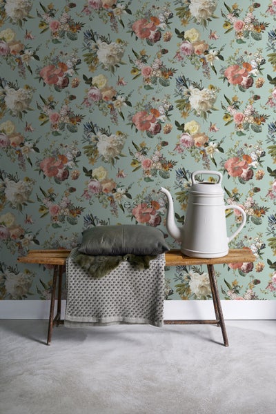 Eine Szene mit einer Bank, einer Gießkanne und einer floralen Tapete.