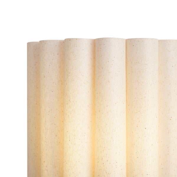 Strukturierter Lampenschirm aus Leinenstoff mit vertikal gewelltem Design für eine gleichmäßige Lichtverteilung.