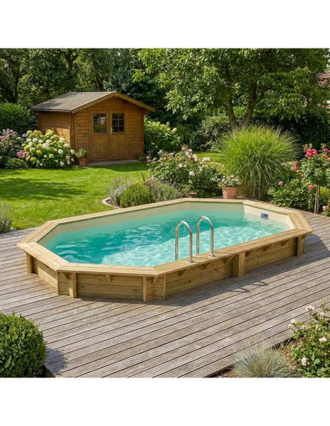 Holzpool im Garten mit Leiter und Holzterrasse