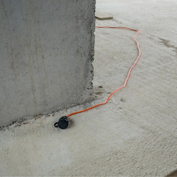 Oranges Verlängerungskabel auf einer Baustelle