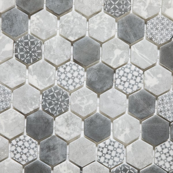 Mosaikfliese mit sechseckigen Steinen in verschiedenen Grautönen und Mustern