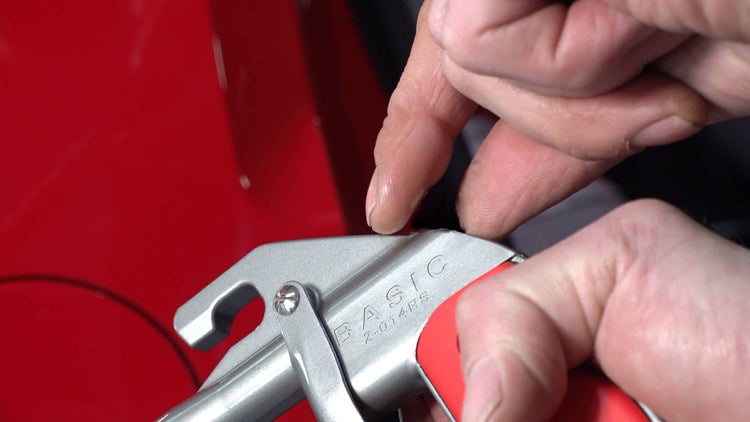 Detailaufnahme einer BASIC Z-014RS Ausblaspistole in Verwendung.