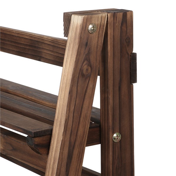 Detailaufnahme eines hölzernen Pflanzenregals mit Schrauben