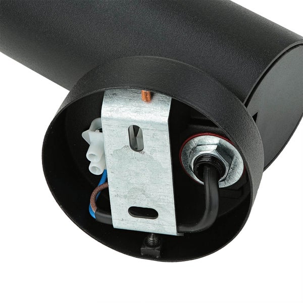 Detailaufnahme einer schwarzen Außenleuchte mit geöffnetem Anschlussraum, der elektrische Komponenten und eine Montageplatte zeigt