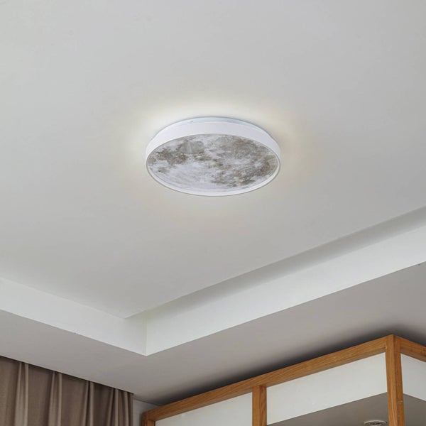 Runde, flache LED-Deckenleuchte mit einer strukturierten Oberfläche in Steinoptik montiert an einer Decke.