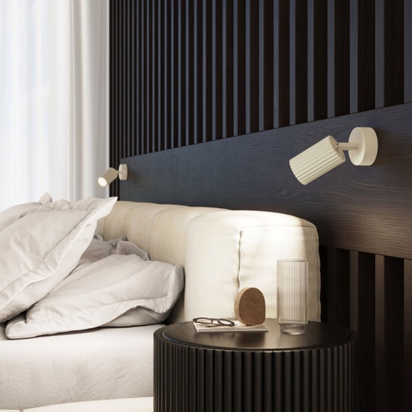 Schlafzimmerszene mit Bett, Nachttisch und Wandleuchten