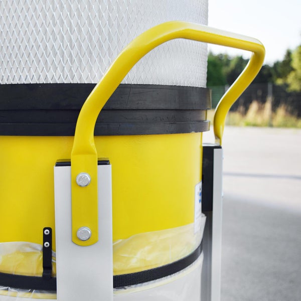 Detailaufnahme eines Industriesaugers mit gelbem Gehäuse und Griff