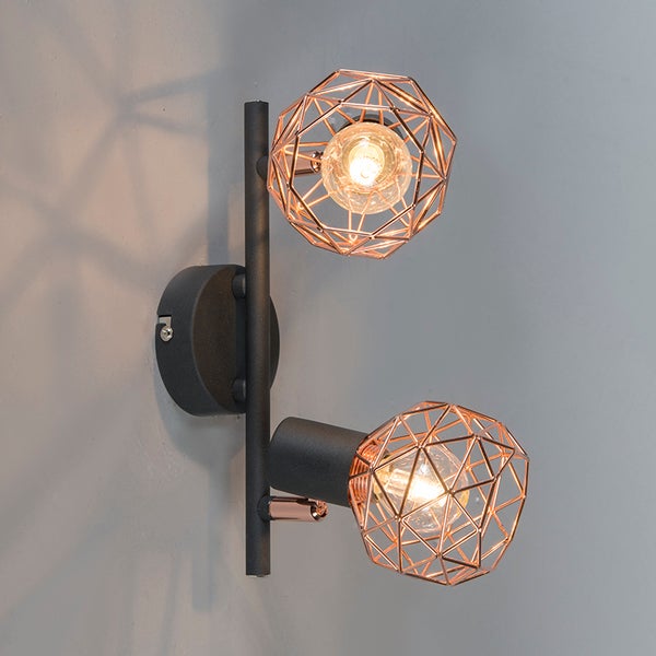 Wandleuchte mit zwei Leuchten und geometrischen Lampenschirmen