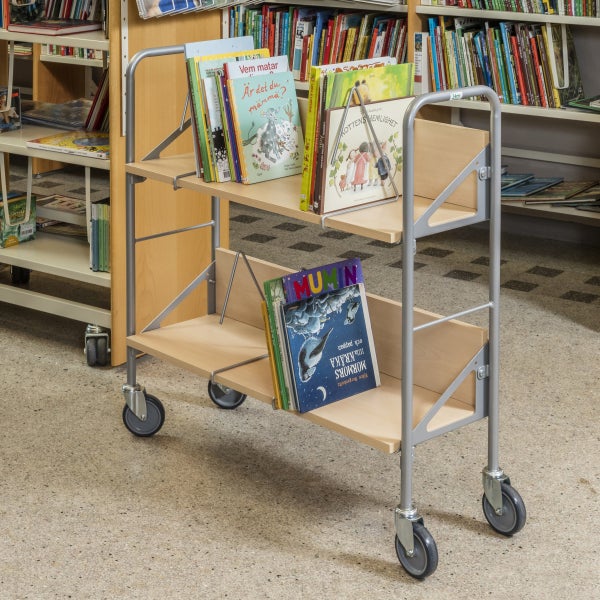 Mobiler Aktenwagen mit zwei Holzböden und Metallrahmen in einem hellen Büro beim Einsortieren von Ordnern in einen Schrank.