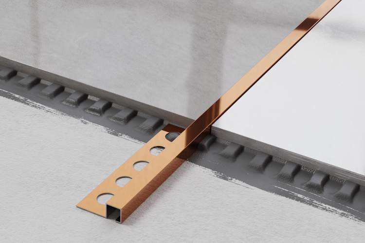 Fliesenabschlussprofil aus Metall mit runden Löchern