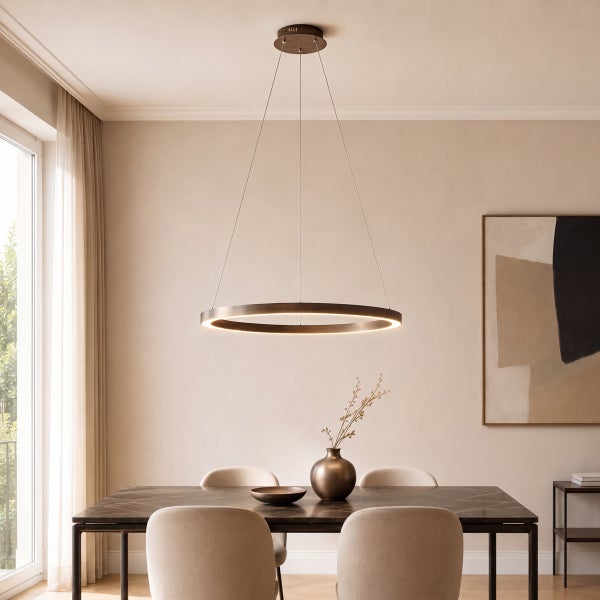 Moderne runde LED Pendelleuchte über einem Esstisch in einem hellen und stilvoll eingerichteten Wohnzimmer mit Esstisch und Stühlen.