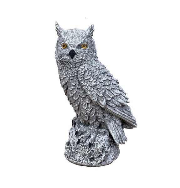 Detaillierte Eulen Gartenfigur aus witterungsbeständigem Kunststein als Dekoration für den Außenbereich.