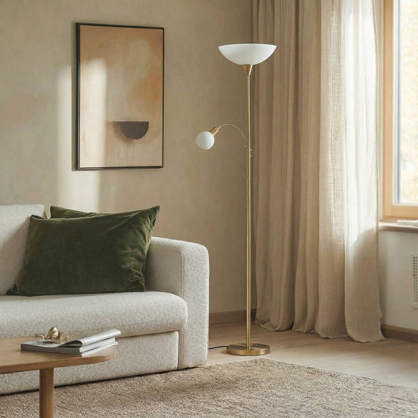 Wohnzimmer mit Sofa, Stehlampe und Bild