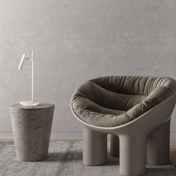 Szene mit Sessel mit Polsterung, Beistelltisch und Lampe