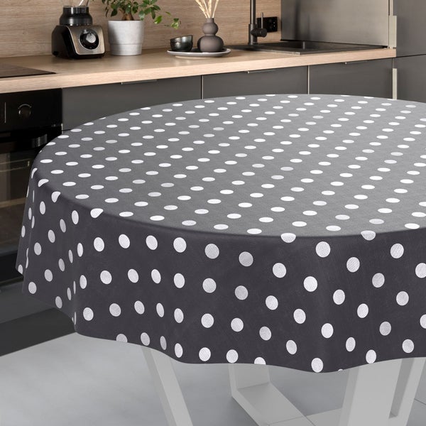 Runde Tischdecke mit weißen Punkten auf einem Tisch in einer modernen, hellen Küche.