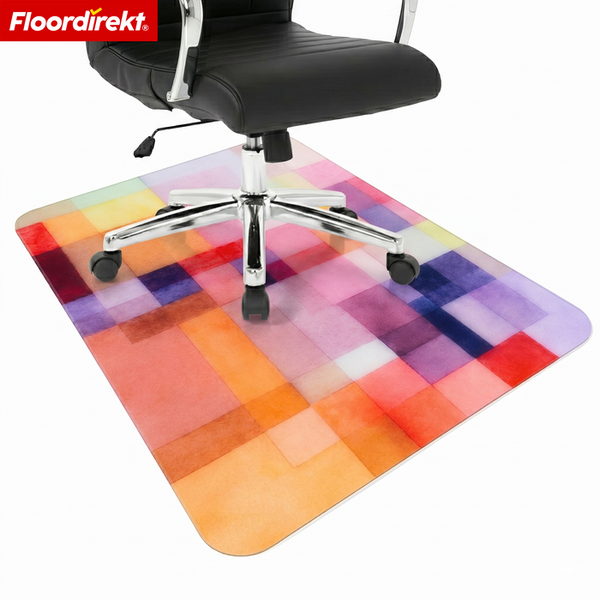 Floordirekt Logo. Bodenschutzmatte für Bürostühle mit buntem geometrischem Muster unter einem Schreibtischstuhl auf Rollen.