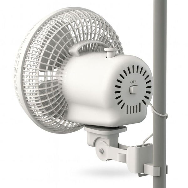 Weißer Clip-Ventilator an einer Stange montiert, Rückansicht mit Motorgehäuse und Halterungsklammer.
