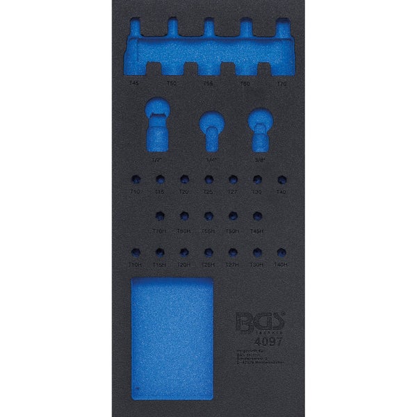 Spielturm aus Holz mit Spielhaus, Rutsche, Schaukel, Trapezstange und zwei Kletterwänden mit Griffen.