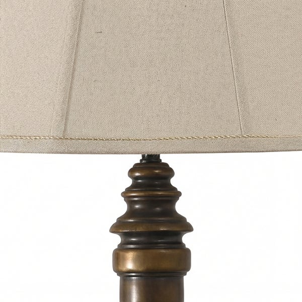 Detailansicht einer Tischlampe mit Lampenschirm und Lampenfuß