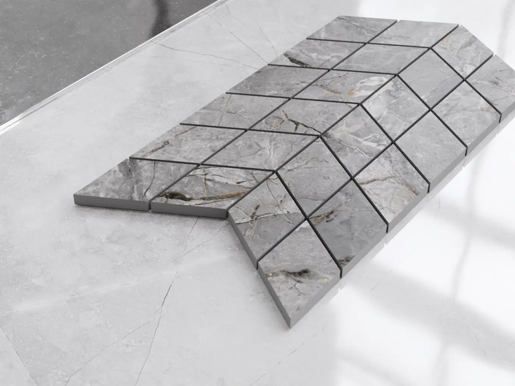 Mosaikfliese in Rautenform mit Marmoroptik und grauer Maserung.