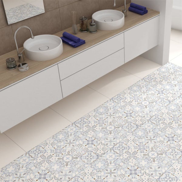 Badezimmer mit Doppelwaschtisch, Armaturen und gemusterten Bodenfliesen