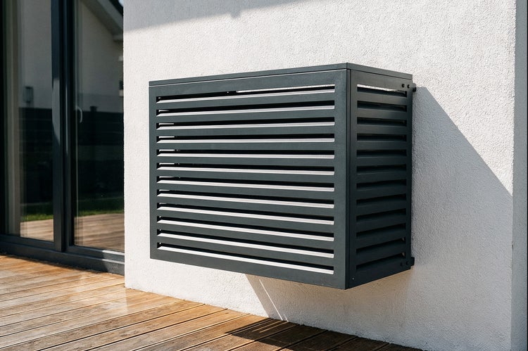 Abdeckung für Klimaanlage an Hauswand montiert