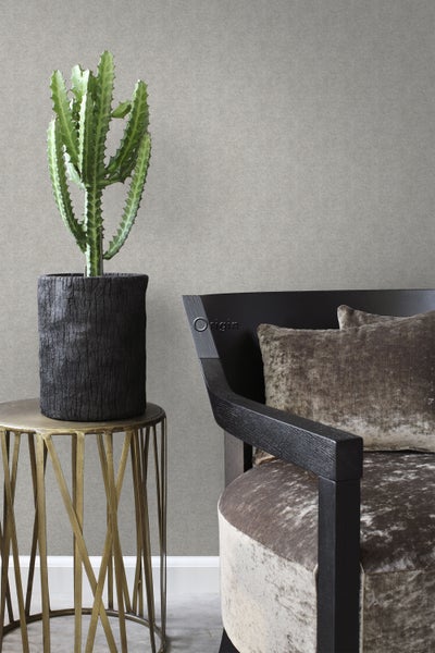 Dekoratives Wohnambiente mit Sessel, Beistelltisch und Kaktus