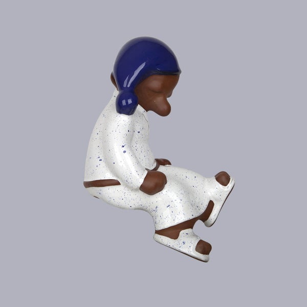 Dekorative Kantenhocker-Figur aus Keramik, Person im Schlafanzug mit Schlafmütze.