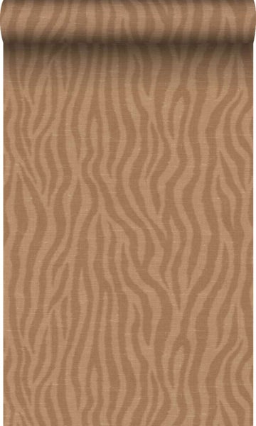 Tapete mit Zebrastreifenmuster auf strukturierter Oberfläche für eine moderne Wandgestaltung.