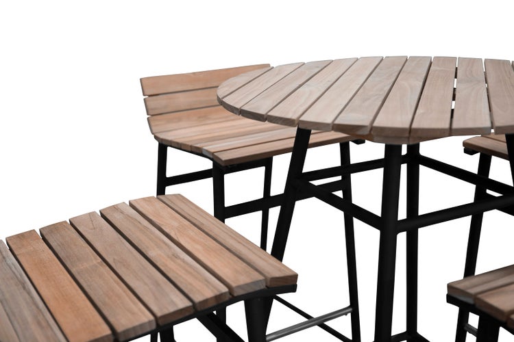 Dekorativer Tisch mit Weinflaschenhalter und zwei Weingläsern