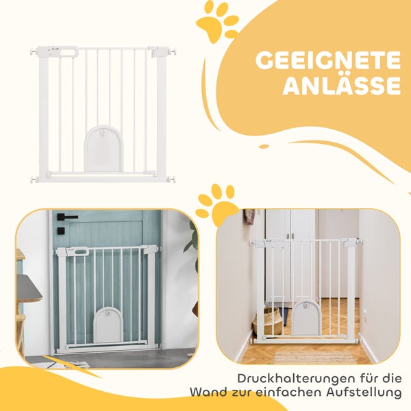 Weißes Metall-Schutzgitter für Haustiere mit kleiner Durchgangstür, durch Druckbefestigung montiert in einem Türrahmen und Flur.