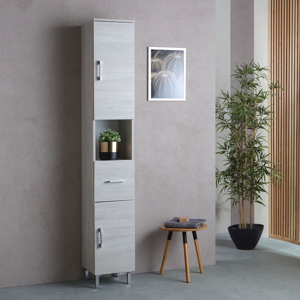 Hoher Badezimmerschrank mit Holzoptik, zwei Türen, einem offenen Fach und einer Schublade in einem modernen Badambiente.