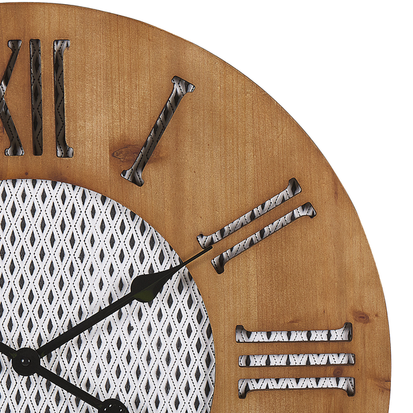 Wanduhr aus Holz mit ausgeschnittenen römischen Ziffern und einem Gittermuster im Zentrum.