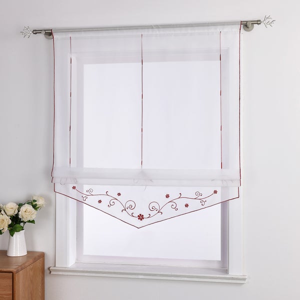 Gardine mit floralem Muster am Fenster