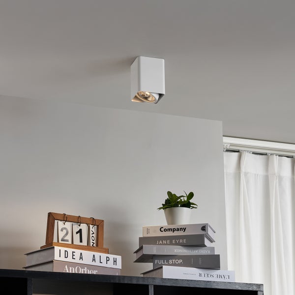 Quadratische weiße Deckenleuchte im Innenraum