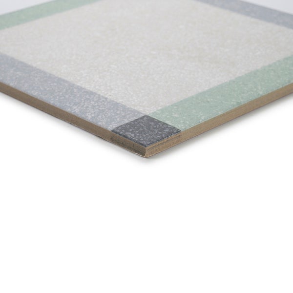 Quadratische Fliese mit Terrazzo Optik in verschiedenen Sektoren für Wand und Boden.