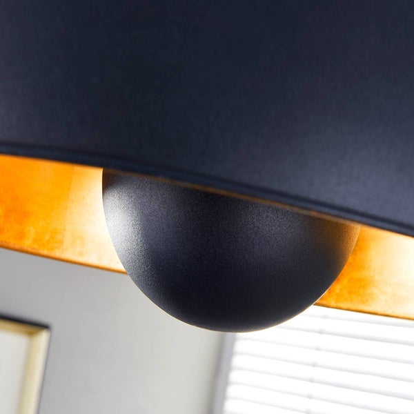 Detailaufnahme einer Deckenleuchte mit Lampenschirm