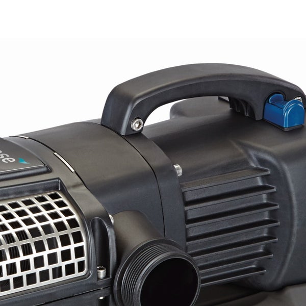 Detailansicht einer Gartenpumpe mit Tragegriff, Kühlrippen und Anschlussstutzen.