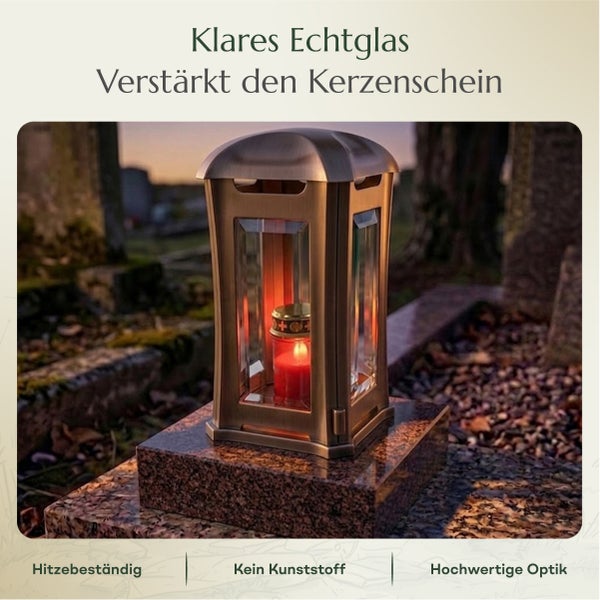 Grablampe aus Metall mit hitzebeständigen Echtglasscheiben auf einem Grabstein mit brennender Grabkerze bei Dämmerung.