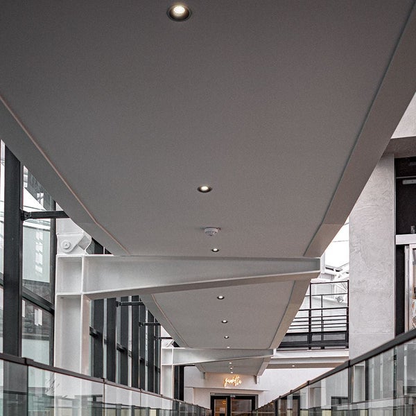 Innenraum mit Deckenleuchten und strukturellen Elementen