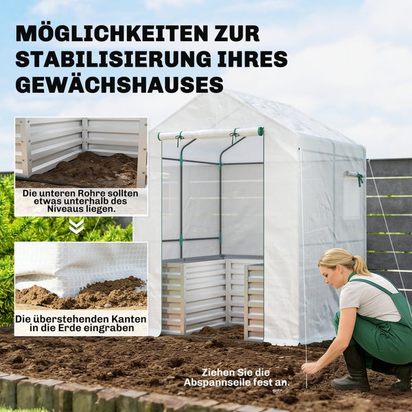 Eine Frau stabilisiert ein Folien-Gewächshaus im Garten durch das Festziehen von Abspannseilen und das Eingraben der Folienränder in den Boden.