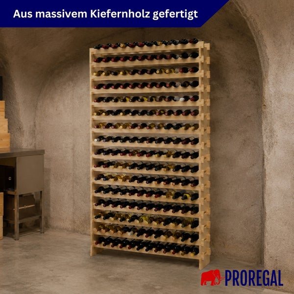 Großes Weinregal aus massivem Kiefernholz, gefüllt mit zahlreichen Weinflaschen, stehend in einem Keller.