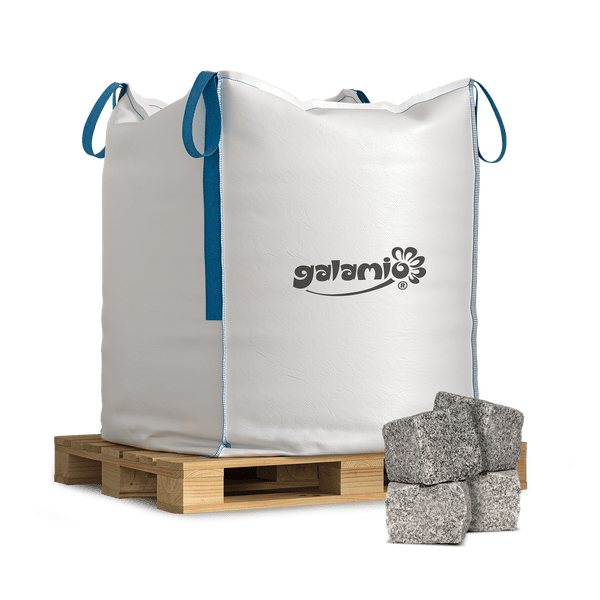 Galamio Big Bag auf einer Holzpalette mit grauen Granitsteinen davor.