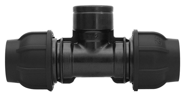 Schwarzer T-Stück Klemmverbinder aus Polyethylen für Wasserrohre mit 32 Millimeter Durchmesser.
