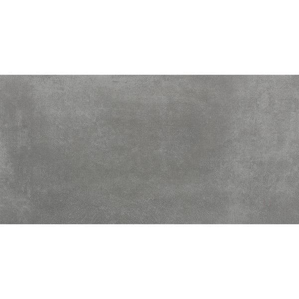 Rechteckige graue Feinsteinzeugfliese in Betonoptik mit matter Oberfläche.