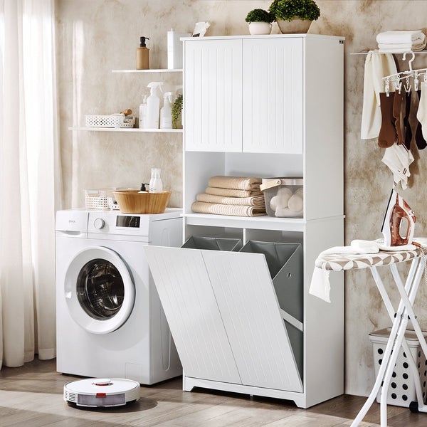 Heller Waschraum mit Waschmaschine, Wäschesortierer und Bügelbrett